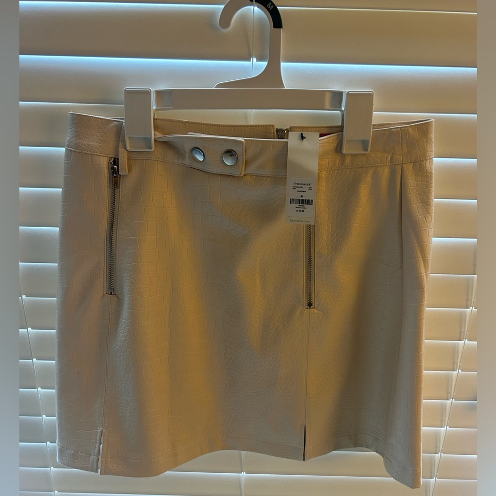 Francesca’s Elegant Cream Skirt with Zipper Details